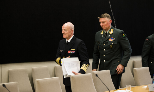 OSLO 20170320.
F.v.: Forsvarssjef Haakon Bruun-Hanssen og generalmajor Tor Rune Raabye under høring mandag formiddag, idet kontroll- og konstitusjonskomiteen behandler Riksrevisjonens rapport om revisjon av politiets og Forsvarets objektsikring.
Foto: Berit Roald / NTB scanpix